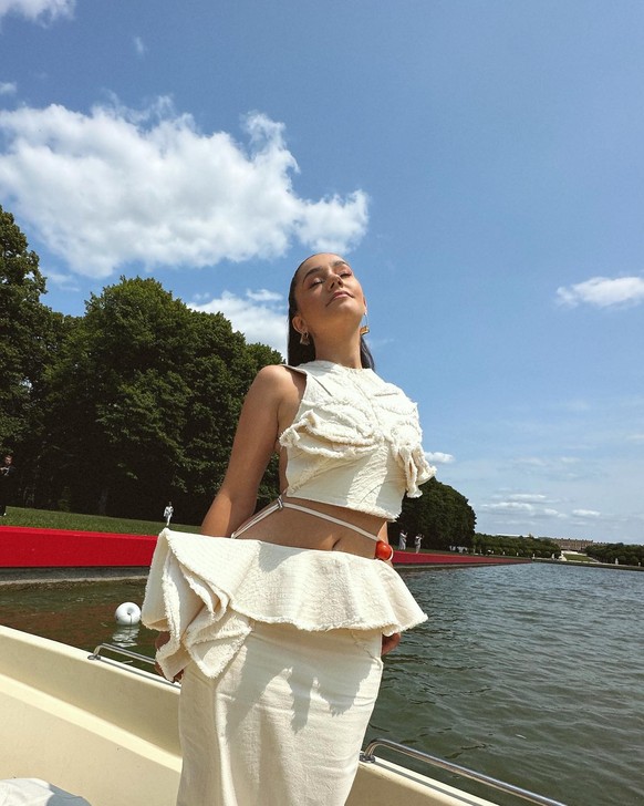 Après le tollé qu'elle s'est pris à Cannes, elle a demandé à ses followers de l'aider à choisir sa tenue.