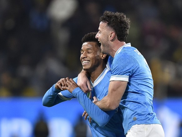 David Neres (à gauche) a signé un doublé face à Bologne pour offrir sa 3e Supercoupe d'Italie à Naples, lors de la finale disputée à Ryad en Arabie saoudite.