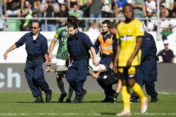 St. Gallens Fabian Schubert wird vom Feld getragen im Fussball Super League Spiel zwischen dem FC St. Gallen und den BSC Young Boys, am Sonntag, 4. September 2022, im Kybunpark in St. Gallen. (KEYSTON ...