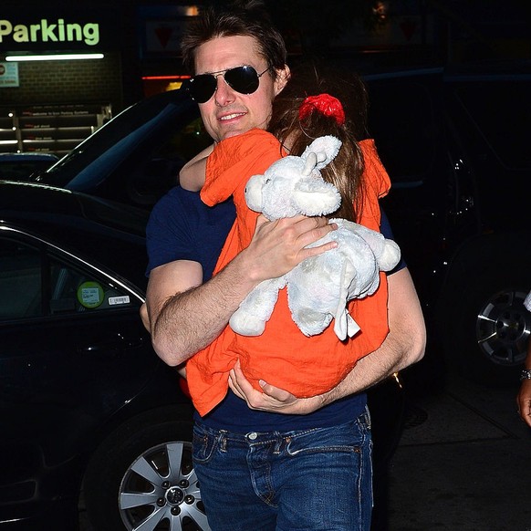 NEW YORK, NY - JULY 17: Tom Cruise and Suri Cruise leave Chelsea Piers on July 17, 2012 in New York City. (Photo by James Devaney/WireImage)