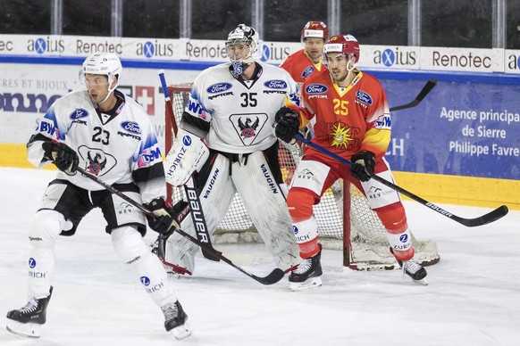 De gauche a droite l&#039;attaquant fribourgeois Samuel Walser, le gardien Fribourgeois Connor Hughes et l&#039;attaquant valaisan Thibaut Monnet, lors du match de 1/16 de finale de Coupe Suisse Swiss ...