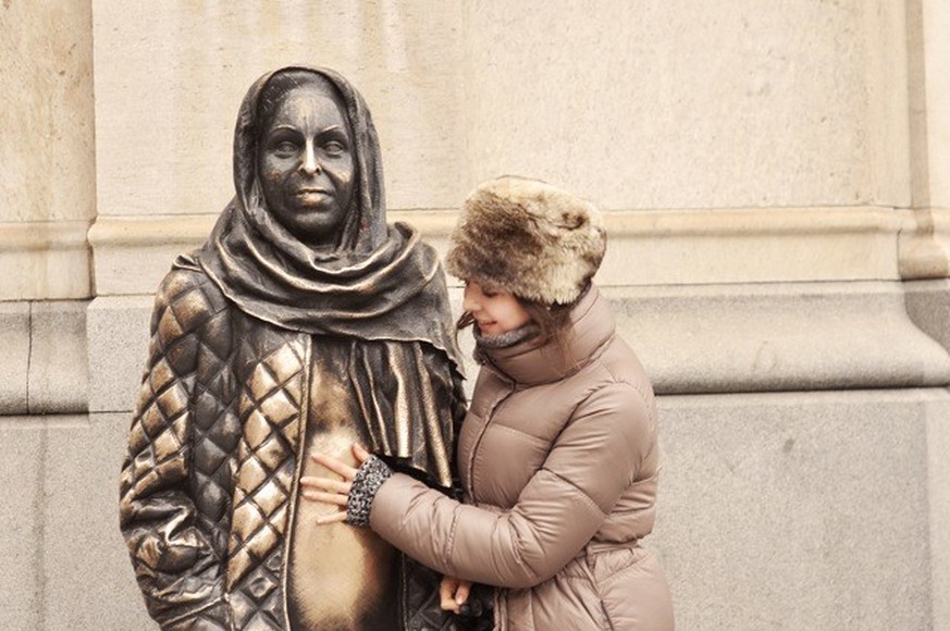 Margaretha Krook, une célèbre actrice suédoise décédée en 2002, a toujours dit que les sculptures en bronze étaient trop «froides» pour en accepter une à son effigie. A sa mort, le Dramaten Kungliga D ...