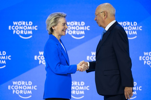 ARCHIVBILD ZUM RUECKTRITT VON KLAUS SCHWAB ALS VORSITZENDEM DES WEF-STIFTUNGSRATES --- Ursula von der Leyen, president of the European Commission, left, shakes hands with German Klaus Schwab, Founder  ...