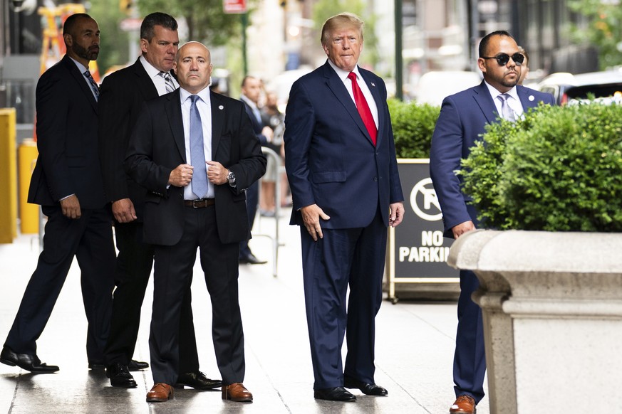 Donald Trump devant la Trump Tower, le siège de son entreprise, à New York.