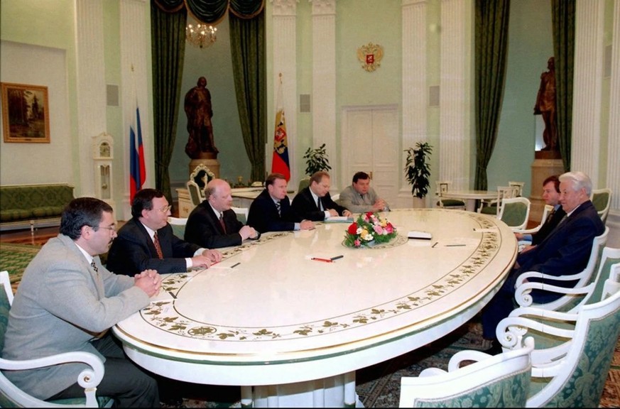 Mikhaïl Fridman (à droite, aux cheveux bruns) aux côtés de Boris Eltsine, alors président de la Russie. Le premier à gauche est Mikhaïl Khodorkovski, qui est tombé plus tard en disgrâce auprès de Pout ...