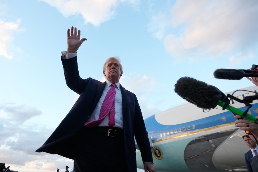 President Donald Trump waves after arrives on Air Force One, Friday, Oct. 17, 2025, at Palm Beach International Airport in West Palm Beach, Fla. (AP Photo/Mark Schiefelbein)
Donald Trump