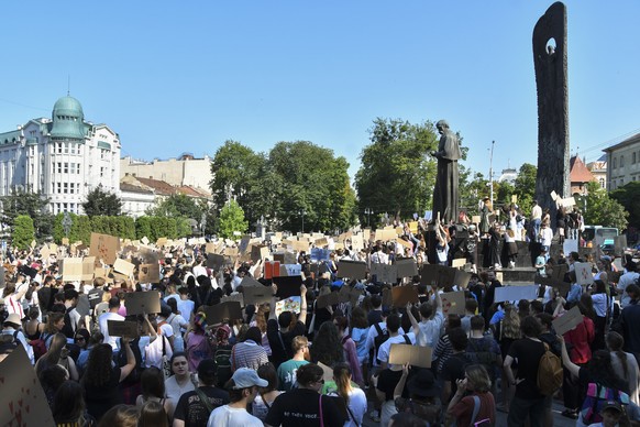 epa13115617 Ukrainians protest against the dismissal of Ukrainian Defence Minister Mykhailo Fedorov in downtown Kyiv, Ukraine, 16 July 2026, amid the ongoing Russian invasion. Protesters in Kyiv and o ...
