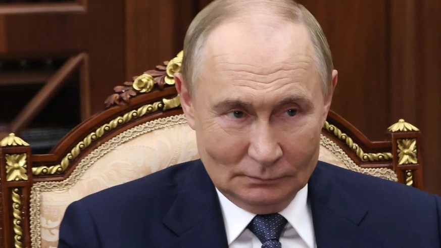 Le président russe Vladimir Poutine lors d&#039;une réunion au Kremlin. On doute qu&#039;il souhaite réellement rencontrer Volodymyr Zelensky.