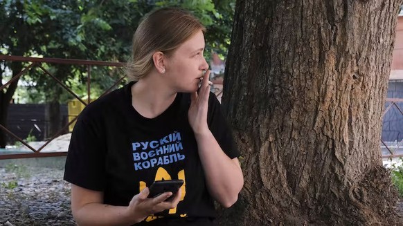 Alisa, bénévole à Kharkiv, pendant une pause.