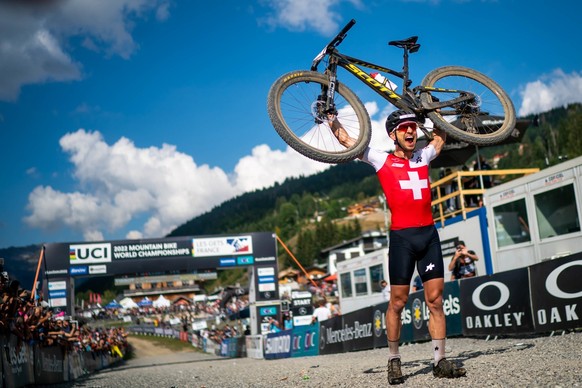 Nino Schurter from Switzerland, 1st, celebrates after winning the UCI Cross Country Mountain Bike World Championship Men, XCO, on Sunday, August 28, 2022, in Les Gets, France. (KEYSTONE/Maxime Schmid)