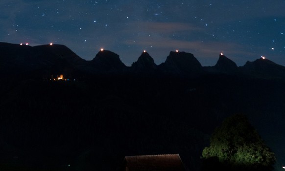 Churfirsten Höhenfeuer 1. August Holzträgete Toggenburg