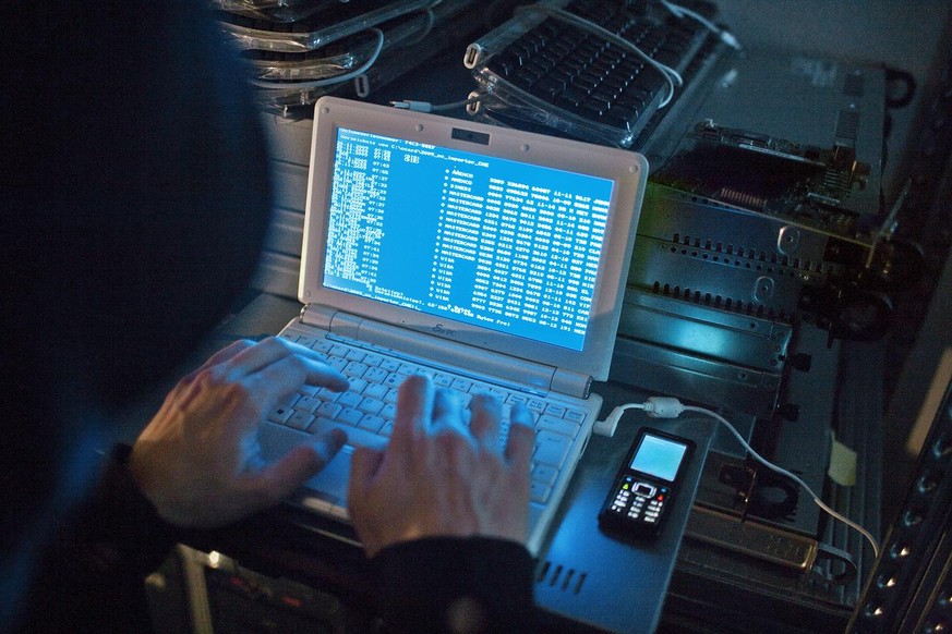 A man types command lines into his laptop, pictured on November 26, 2009, posed picture. (KEYSTONE/Gaetan Bally)

Ein Mann tippt Befehlszeilen in seinen Laptop, aufgenommen am 26. November 2009, geste ...