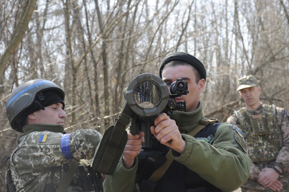 Ukrainian servicemen study a Sweden shoulder-launched weapon system Carl Gustaf M4 during a training session on the Kharkiv outskirts, Ukraine, Thursday, April 7, 2022. (AP Photo/Andrew Marienko)