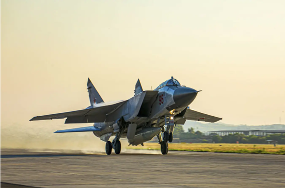 Un avion MiG-31 russe transporte un missile hypersonique Kinjal lors d'une mission en Syrie.