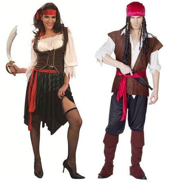 Piraten zeigen gerne Haut - zumindest weibliche, wie es die Kostüme der Händler suggerieren.