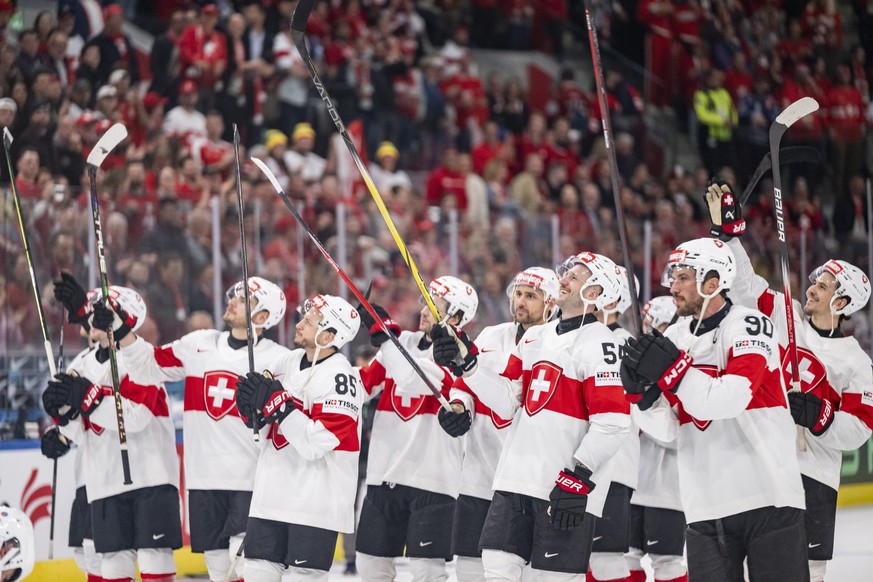 epa12961713 Players of Switzerland greet their supporters after winning the 2026 IIHF Men's Ice Hockey World Championship preliminary round group A game between United States and Switzerland, in  ...