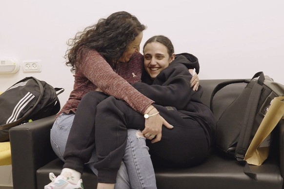 Romi Gonen dans les bras de sa mère en Israël.