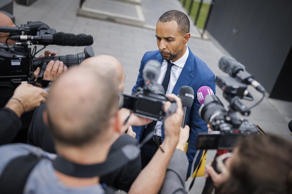 Simon Ntah, avocat de la famille de Mike Ben Peter parle aux medias alors qu&#039;il repart de la matinee d&#039;ouverture du proces en appel des six policiers lausannois, acquittes en premiere instan ...