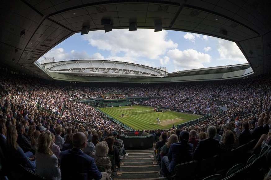 epa09329484 General view of Centre Court as Roger Federer (front) of Switzerland plays against Hubert Hurkacz of Poland in the quarterfinal of the Gentlemen&#039;s Singles at The Championships 2021 at ...