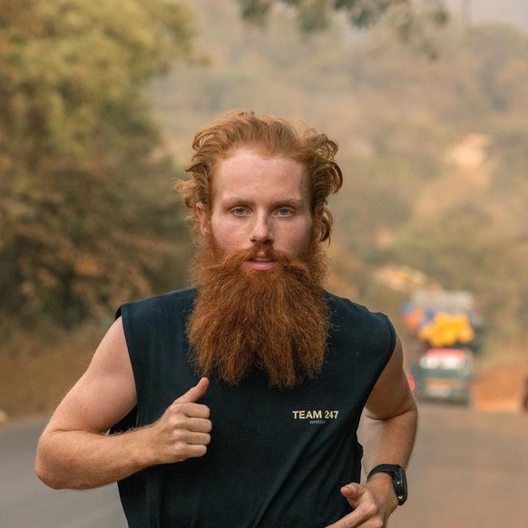 L'ultra-marathonien de 27 ans n'a pas attendu son périple africain pour peaufiner cette barbe légendaire.