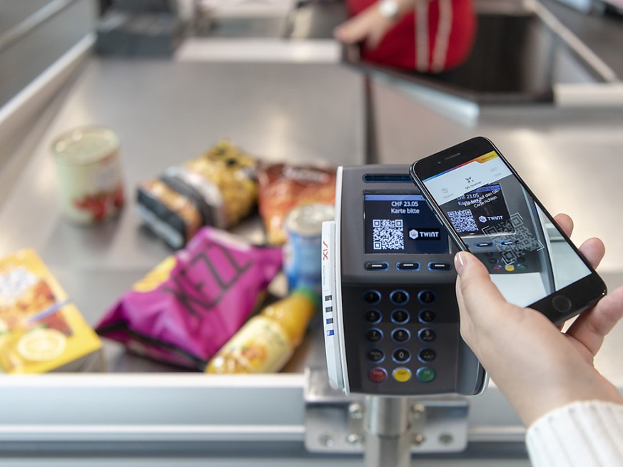Grâce à de nouvelles innovations techniques, Twint compte rendre les paiements aux caisses des magasins encore plus rapides. (KEYSTONE/Christian Beutler)