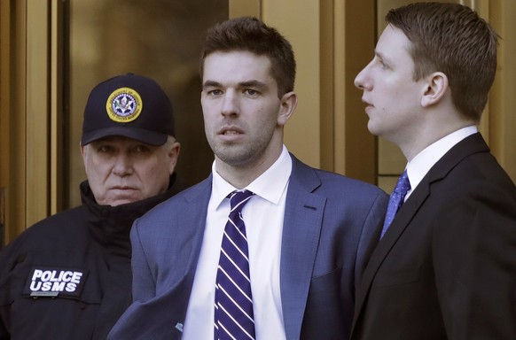 Billy McFarland, le promoteur de l&#039;échec du Fyre Festival aux Bahamas, quitte le tribunal fédéral après avoir plaidé coupable à des accusations de fraude électronique, mardi 6 mars 2018, à New Yo ...