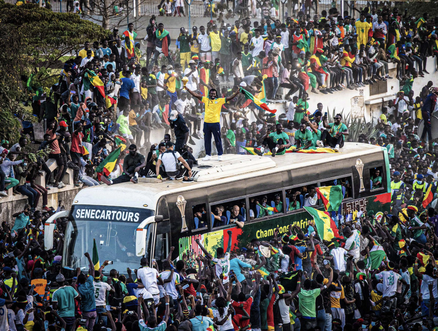 L'équipe sénégalaise de football accueillie en héros à Dakar après sa victoire à la coupe d'Afrique des nations 2022.