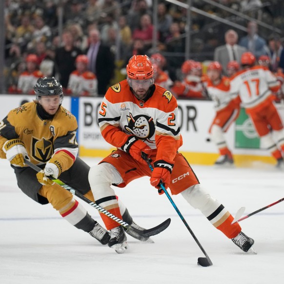 Les Ducks de Ryan Poehling (avec le puck) ont stoppé les Golden Knights à Vegas.