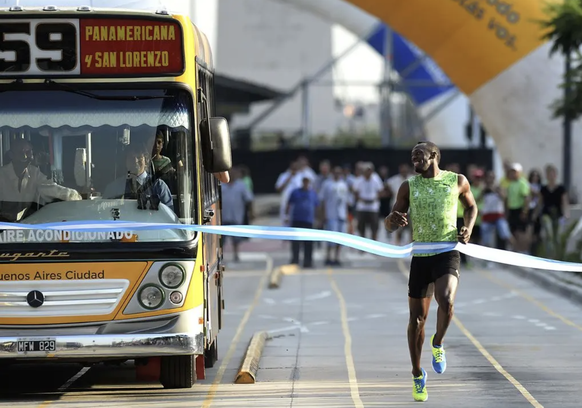 Bolt face à un bus dans les rues de Buenos Aires.