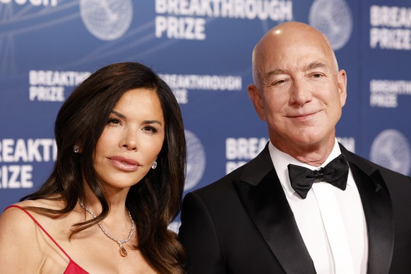 epa12012942 Lauren Sanchez (L) and Jeff Bezos (R) attend the eleventh annual Breakthrough Prize Ceremony at The Barker Hangar in Santa Monica, California, USA, 05 April 2025. EPA/CAROLINE BREHMAN