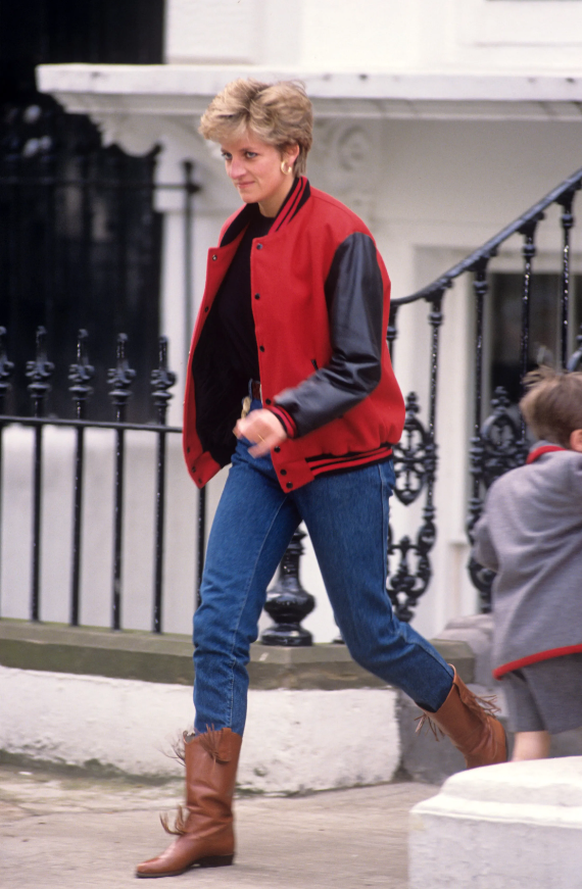 Diana la rebelle, en jeans, boots et bomber.