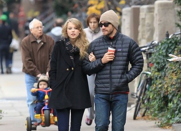 EXCLUSIVE TO INF. PLEASE CALL BEFORE USAGE.
November 25, 2010: Taylor Swift and Jake Gyllenhaal take a stroll through Brooklyn, New York on Thanksgiving Day. Arm in arm, the happy couple get some last ...