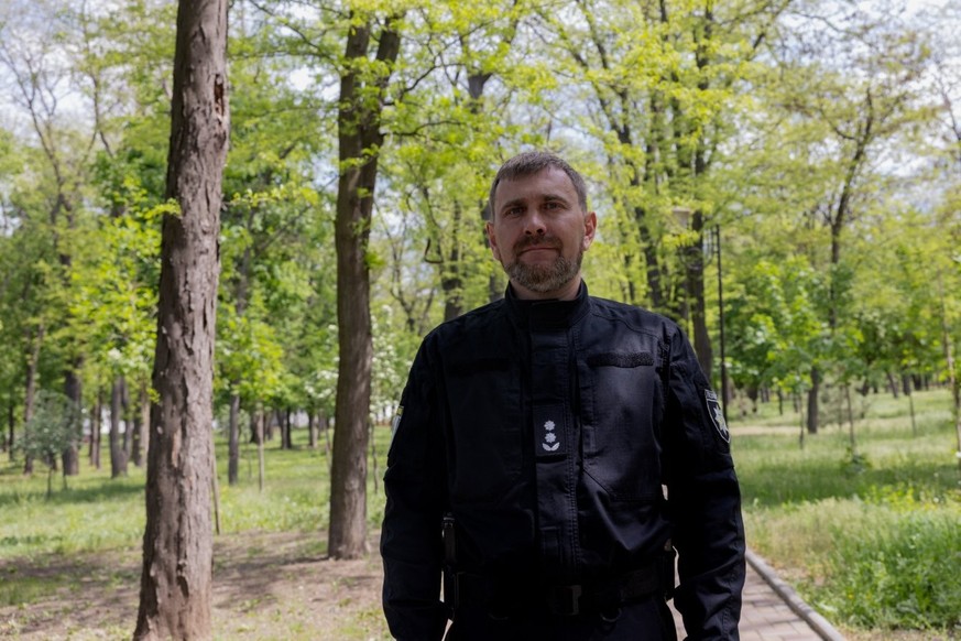 Pavlo Dyachenko, officier de police de l&#039;unité des Anges blancs, spécialisée dans les évacuations, pose pour une photo à Kramatorsk, dans la région orientale de Donetsk, le 5 mai 2025.