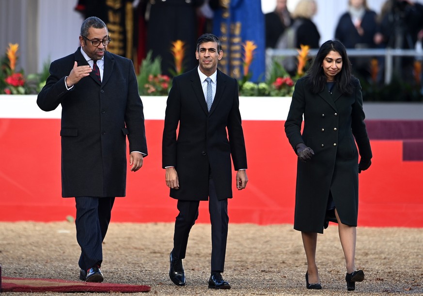 Rishi Sunak, entouré de son ministre des Affaires étrangères, James Cleverly, et la ministre de l'Intérieur, Suella Braverman.