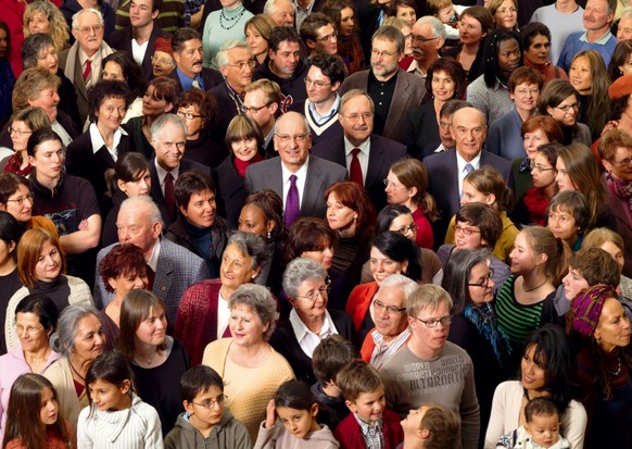 La photo du Conseil fédéral de 2008 avec le président de la Confédération Pascal Couchepin dans une foule.