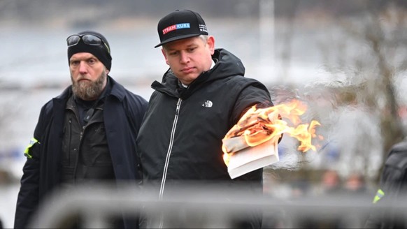Rasmus Paludan brûle un Coran devant l&#039;ambassade de Turquie, le 21 janvier 2023. i