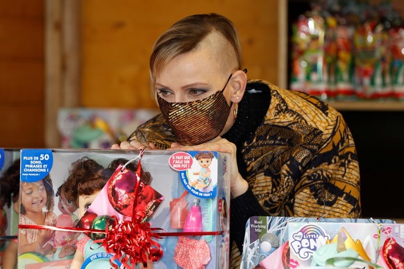 epa08887514 Princess Charlene of Monaco, wearing a protective face mask, attends the traditional Christmas tree ceremony at the Monaco Palace, as part of Christmas holiday season in Monaco, 16 Decembe ...