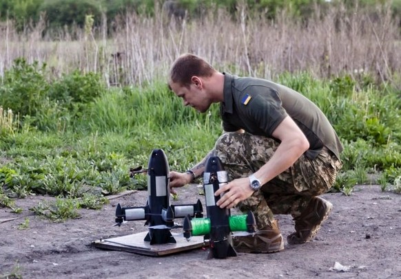 Un spécialiste ukrainien prépare un engin avant le décollage.