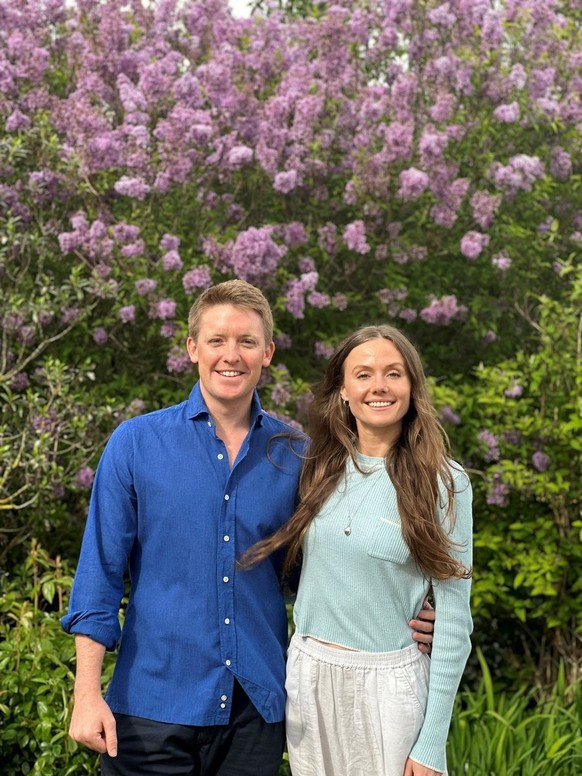 Le joli petit couple a annoncé ses fiançailles plus tôt cette année, avec une photo et un communiqué discret.