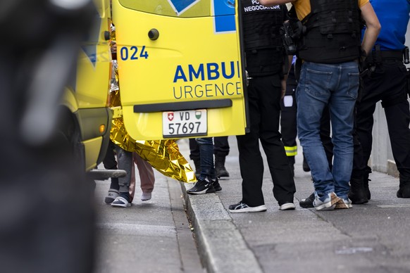 Les policiers evacuent les personnes retranchees dans le batiment de l&#039;EVAM, ce mardi 10 decembre 2024 a Lausanne. Une operation de police est en cours depuis mardi matin dans le quartier de la g ...