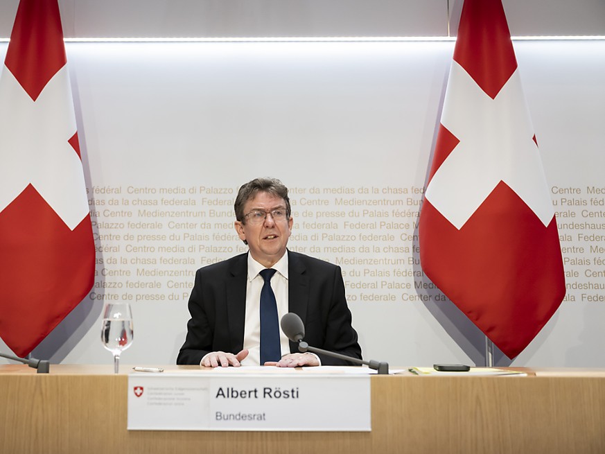Représenté par Albert Rösti, le Conseil fédéral veut faire passer la redevance radio-TV de 335 francs par an et par ménage actuellement à 300 francs à partir de 2029 (archives).