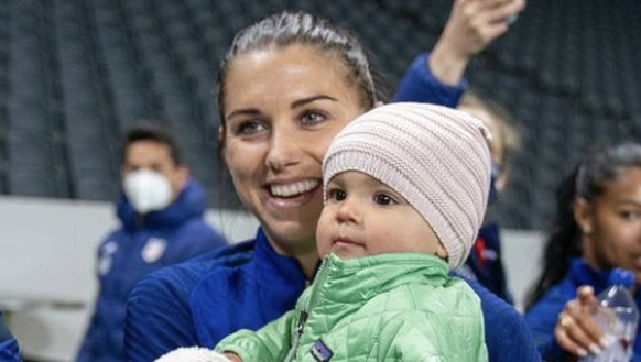 La footballeuse américaine Alex Morgan avait elle aussi réclamé de pouvoir emmener son bébé aux JO de Tokyo il y a trois ans.