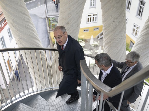 Guy Parmelin a gravi les escaliers de la tour pour l&#039;inaugurer.