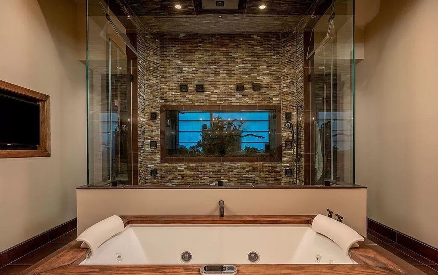 Crazy Villa in Gilbert Arizona für 20 millionen dollar https://www.zillow.com/homedetails/21423-S-147th-St-Gilbert-AZ-85298/59261224_zpid/