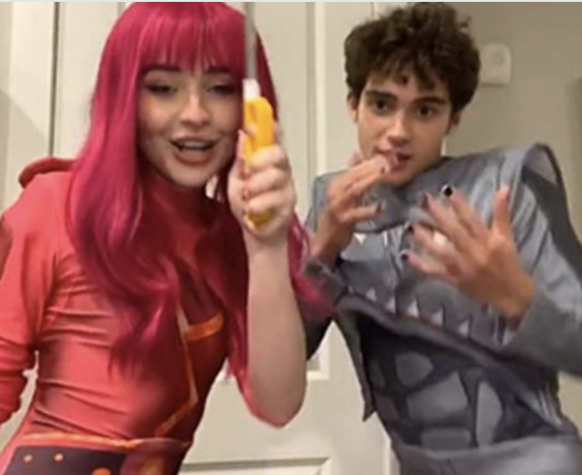 Sabrina Carpenter und Joshua Bassett werden auf Dates gesichtet und posten TikToks zusammen.