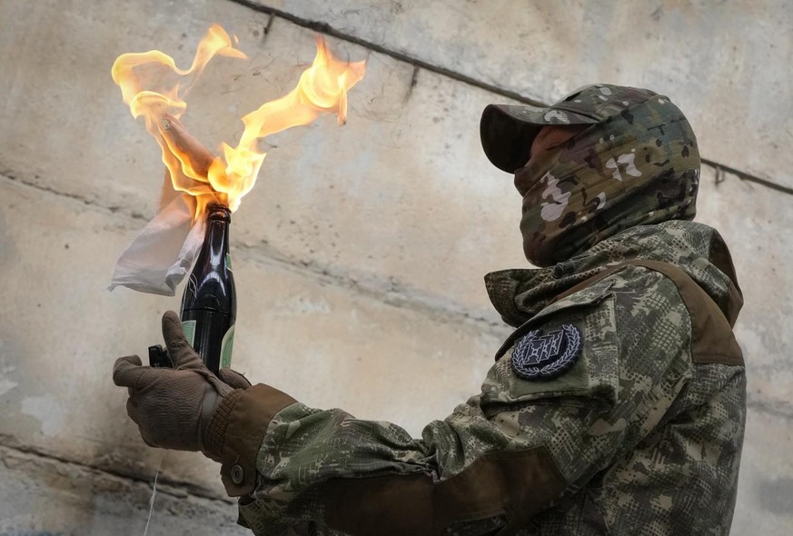 Début février déjà, les Ukrainiens s'entraînaient à utiliser des cocktails Molotov. 
