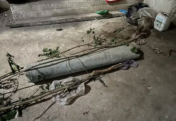 Le missile qui a troué le toit de la base.