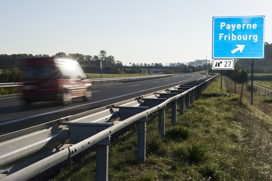 L&#039;endroit suppose ou un accident mortel de la circulation a eu ieu, a la sortie Payerne de l&#039;autouroute A1, photographie ce jeudi 28 aout 2014 a Bussy. Une voiture de Police cantonale vaudoi ...