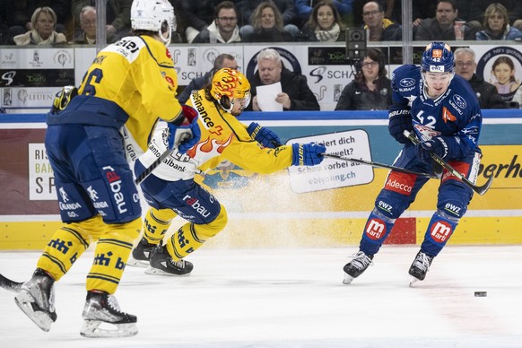 Zuerichs Alexandre Texier, rechts, trifft zum 4:1 Tor im Eishockeyspiel der National League zwischen den ZSC Lions und dem HC Davos am Donnerstag, 2. Maerz 2023, in der Swiss Life Arena in Zuerich. (K ...