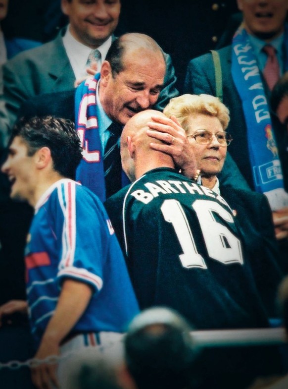 En 1998, à Paris, le président Chirac a félicité les Bleus de leur victoire face au Brésil, 3-0, en finale de la Coupe du monde. Lui aussi s'était d'ailleurs frayé un chemin dans les vestiaires.